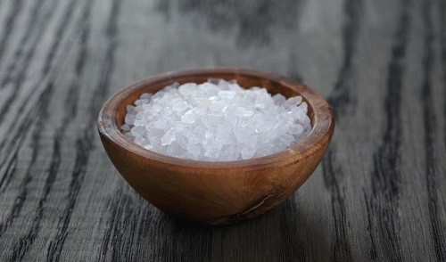 Tại sao người giàu thường đặt muối ở góc nhà?